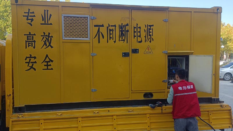 锡林郭勒柴油发电机组和UPS电源配合使用时，如何避免切换过程中的电力中断？